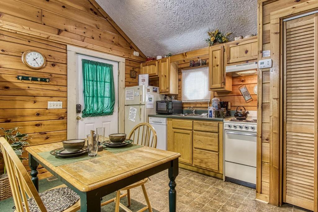 Forever Yours, Hot Tub, 1089 Of Free Attraction Tickets For Each Paid Day, Dollywood And More Pigeon Forge Exterior photo