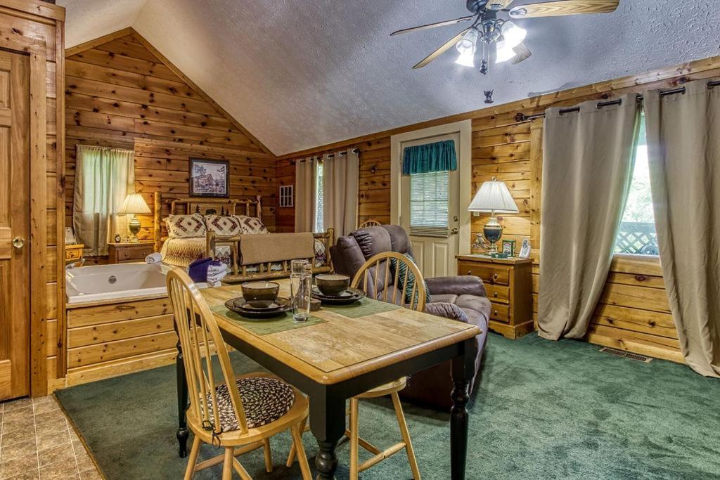 Forever Yours, Hot Tub, 1089 Of Free Attraction Tickets For Each Paid Day, Dollywood And More Pigeon Forge Exterior photo