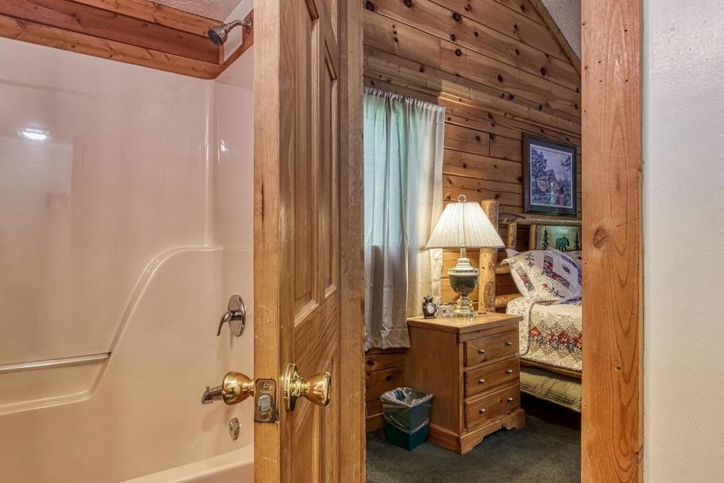 Forever Yours, Hot Tub, 1089 Of Free Attraction Tickets For Each Paid Day, Dollywood And More Pigeon Forge Exterior photo